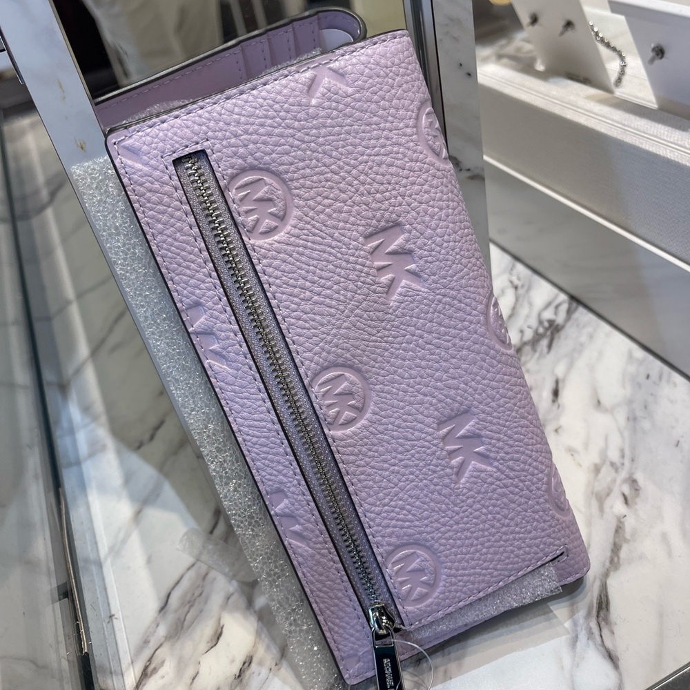 MICHAEL KORS Carson Large Logo Debossed Snap Wallet
Light Quartz
NWT - Picture 7 of 16